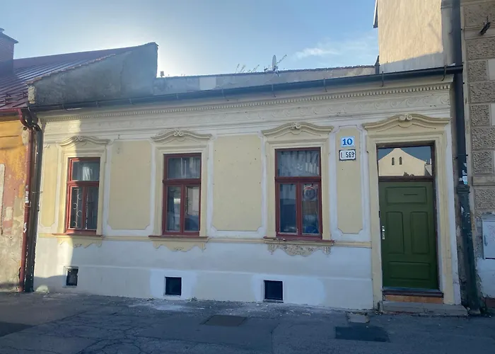 Apartment By The City Wall
