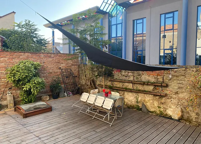 Apartment By The City Wall